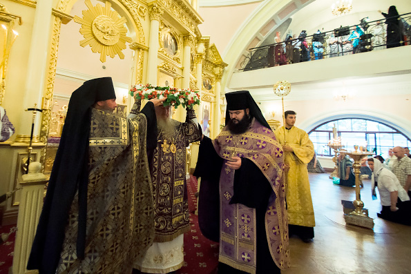 В канун праздника Происхождения Честных Древ Креста Господня митрополит Феофан совершил всенощное бдение в Казанско-Богородицком монастыре