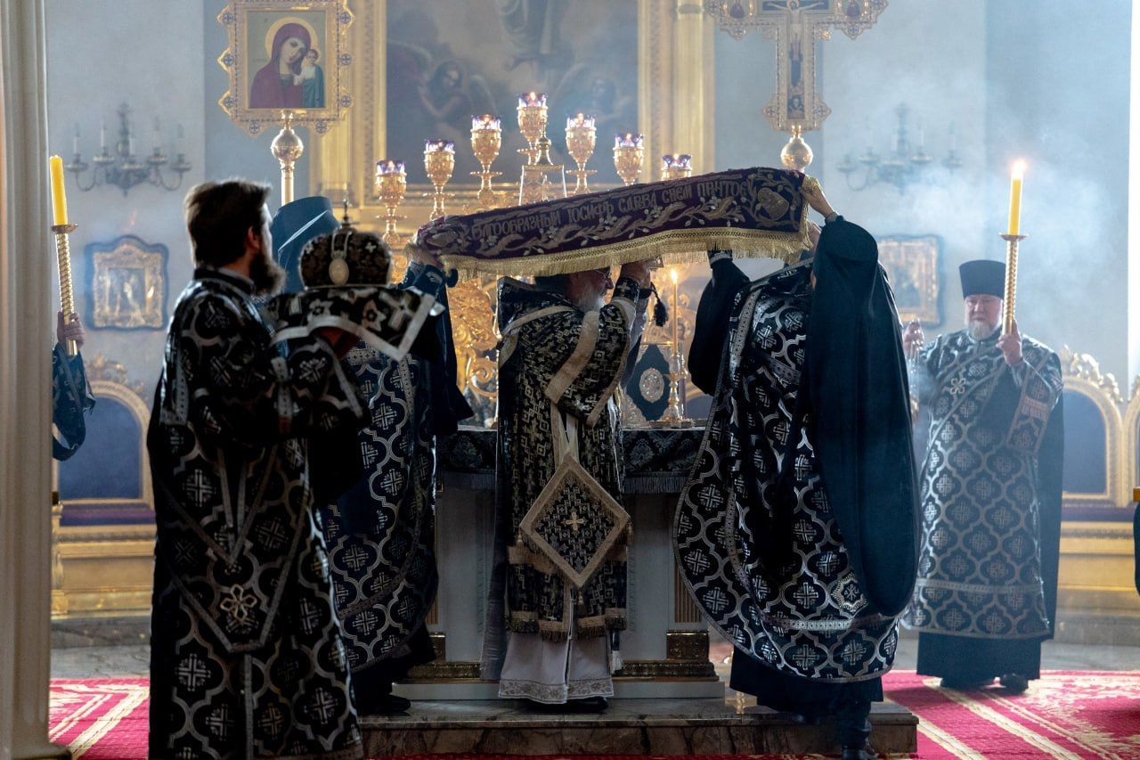 Митрополит Кирилл совершил вечерню с выносом Плащаницы в Казанском кафедральном соборе