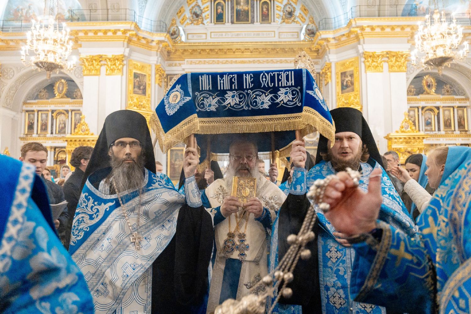 Митрополит Кирилл совершил богослужение с чином погребения Пресвятой Богородицы в Казанском соборе