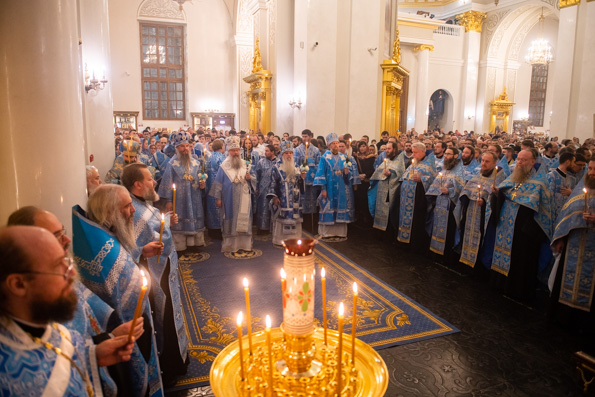 В канун праздника Казанской иконы Богородицы митрополит Кирилл возглавил всенощное бдение в Казанском кафедральном соборе