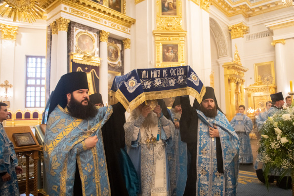 В канун праздника Успения Богородицы митрополит Кирилл возглавил всенощное бдение в Казанском кафедральном соборе