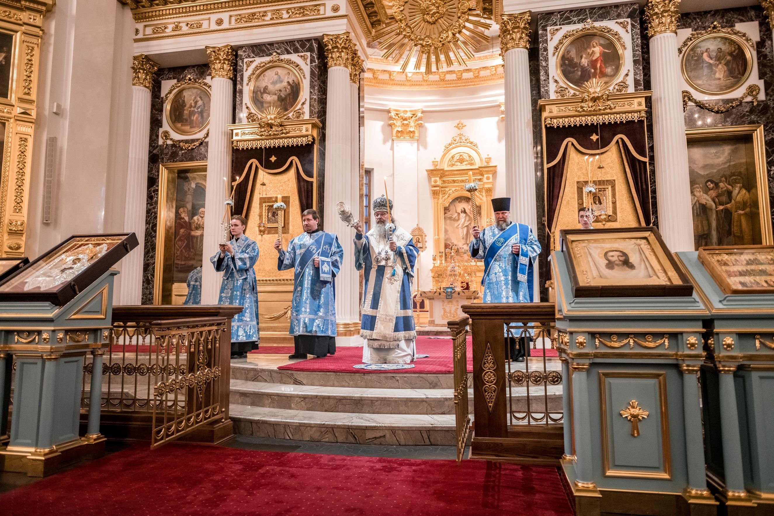 В канун Субботы Акафиста митрополит Кирилл совершил вечернее богослужение в Казанском кафедральном соборе