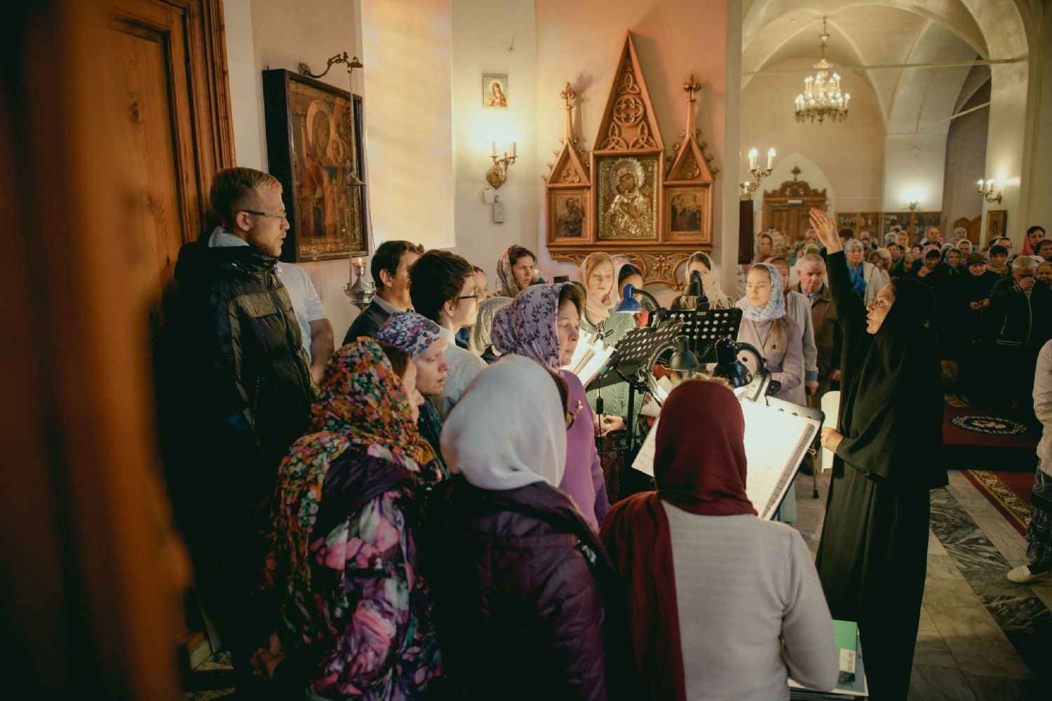 В смешанный (не архиерейский ) хор Казанского Богородицкого монастыря срочно требуются певчие